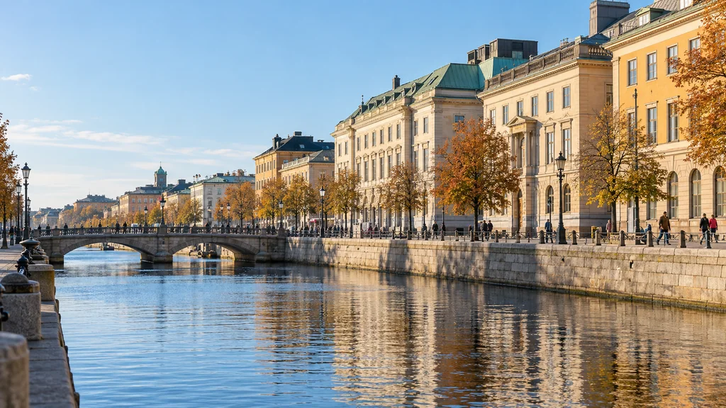Göteborgsinspirerad kanal med stenbro, ljusa fasader och höstlöv.